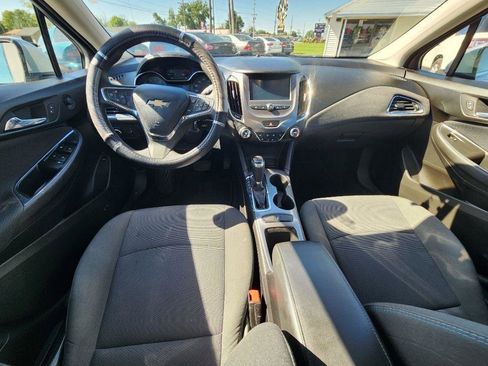 Used 2017 Chevrolet Cruze LT FWD image 13
