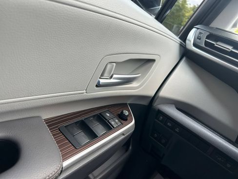 Used 2022 Toyota Sienna XLE w/ XLE Plus Package FWD image 25
