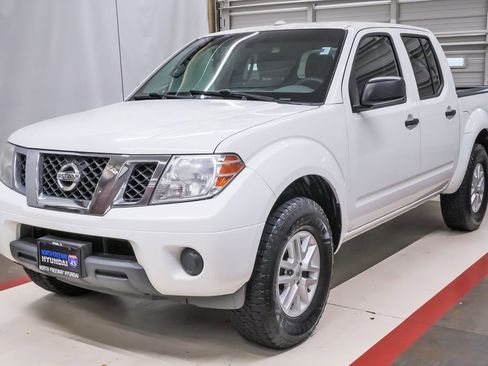 Used 2016 Nissan Frontier SV image 1