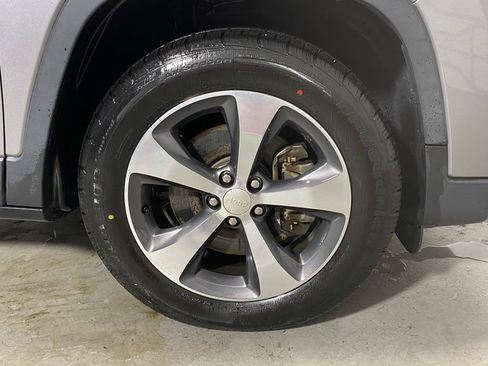 Used 2019 Jeep Cherokee Limited AWD/4WD image 12
