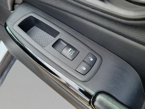 Used 2021 Jeep Cherokee Latitude Plus AWD/4WD image 9