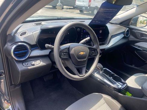 Used 2025 Chevrolet Trax LT FWD image 11