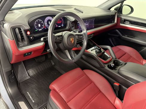 Used 2024 Porsche Cayenne AWD/4WD image 4