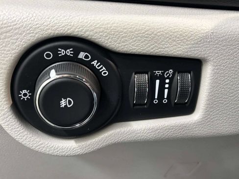 Used 2020 Chrysler Pacifica Touring-L FWD image 33