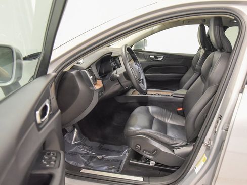 Used 2022 Volvo XC60 B5 Momentum w/ Climate Package image 9