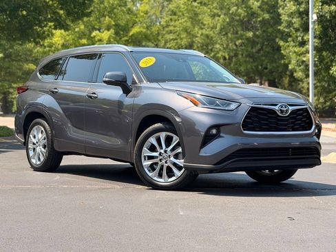 Used 2023 Toyota Highlander Limited FWD image 2
