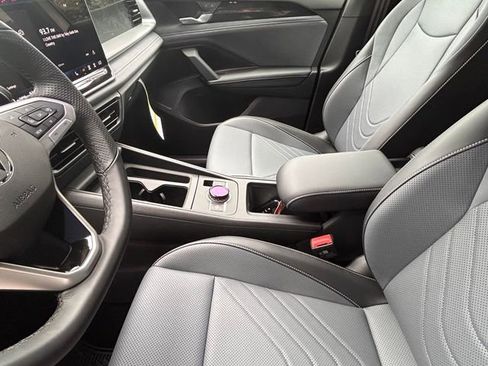 New 2026 Volkswagen Tiguan SE R-Line FWD image 9