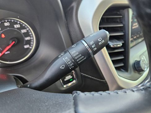 Used 2021 GMC Acadia SLT w/ Elevation Edition image 14