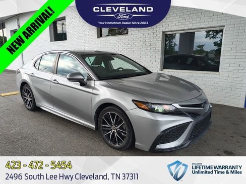 Used 2022 Toyota Camry SE FWD image 1