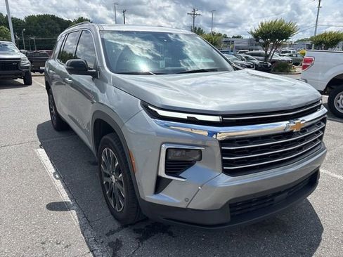 Used 2024 Chevrolet Traverse LT w/ Enhanced Driving Package FWD image 1