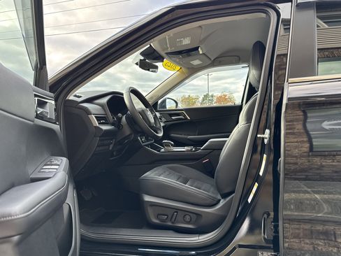 Used 2025 Mitsubishi Outlander SE image 9