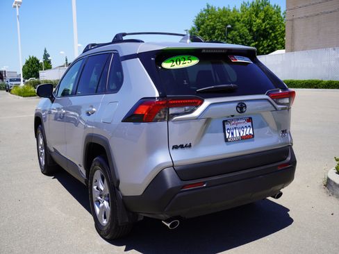 Used 2025 Toyota RAV4 XLE AWD/4WD image 9