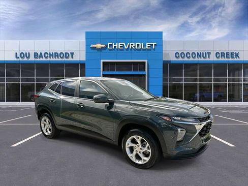 Used 2025 Chevrolet Trax LS w/ LS Convenience Package FWD image 2