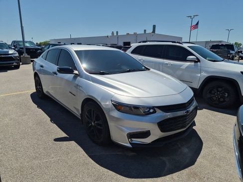 Used 2018 Chevrolet Malibu LT FWD image 3