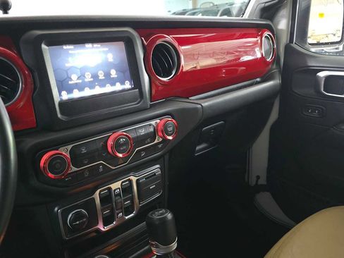 Used 2018 Jeep Wrangler Unlimited Sahara AWD/4WD image 36