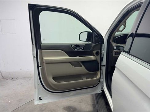 Used 2024 Lincoln Navigator Premiere image 10