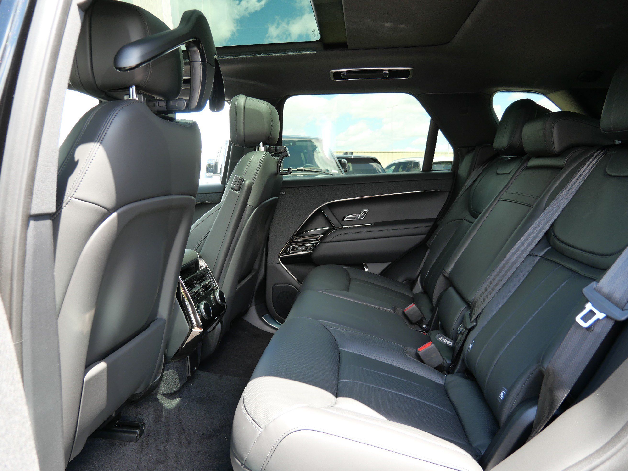 New 2026 Land Rover Range Rover Sport Dynamic SE AWD/4WD image 6