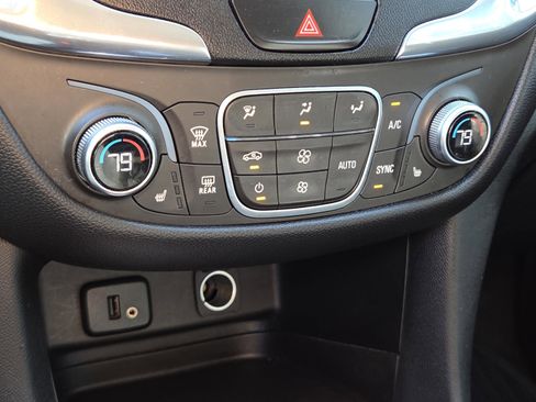 Used 2018 Chevrolet Equinox LT image 24