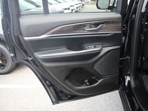 Used 2023 Jeep Grand Cherokee Limited AWD/4WD image 25