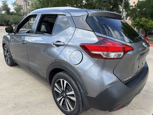 Used 2018 Nissan Kicks SV FWD image 5