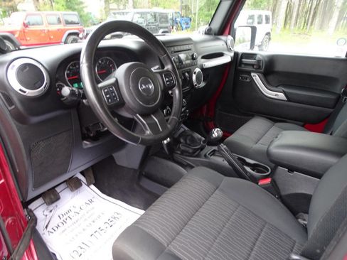 Used 2011 Jeep Wrangler Unlimited Sahara w/ Connectivity Group AWD/4WD image 13