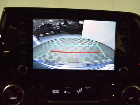 Used 2020 Toyota Highlander XLE AWD/4WD image 22