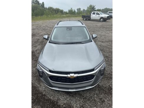 Used 2024 Chevrolet Trax LT w/ LT Convenience Package FWD image 9