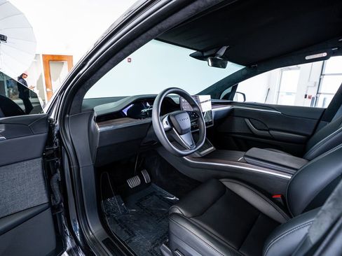 Used 2024 Tesla Model X image 33