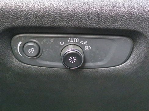 Used 2022 Chevrolet Traverse LT image 18