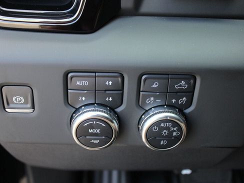 Used 2024 GMC Sierra 1500 AT4 w/ Technology Package AWD/4WD image 34