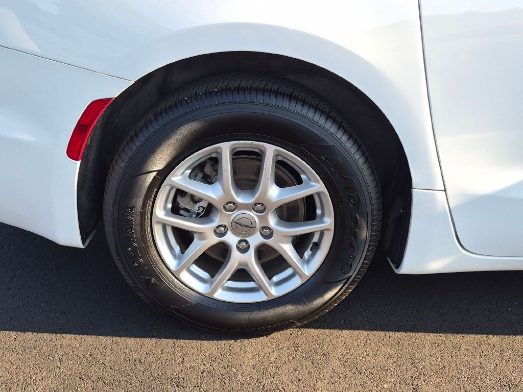 Used 2024 Chrysler Pacifica Touring-L FWD image 30