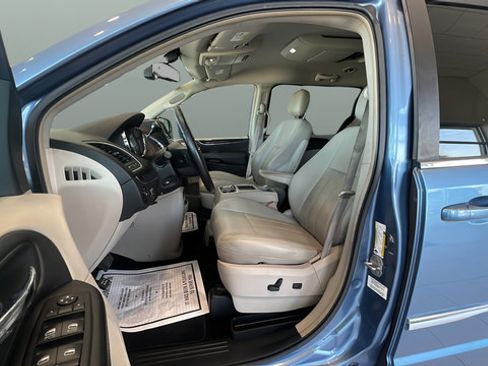 Used 2011 Chrysler Town & Country Touring-L w/ Entertainment Group #2 FWD image 9