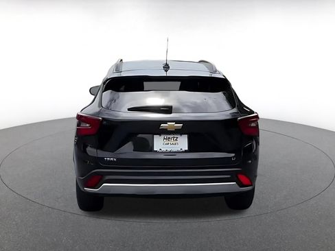 Used 2025 Chevrolet Trax LT w/ LT Convenience Package FWD image 10