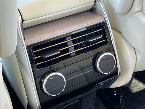 Used 2025 Land Rover Range Rover SE image 19