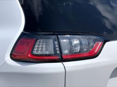 Used 2021 Jeep Cherokee Latitude Plus FWD image 24