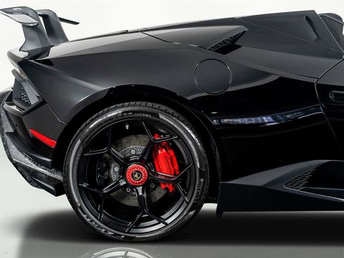 Used 2018 Lamborghini Huracan Performante AWD/4WD image 9