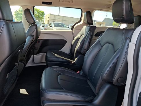 Used 2024 Chrysler Pacifica Limited FWD image 11