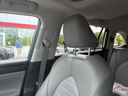 Used 2022 Toyota Highlander XLE AWD/4WD image 7