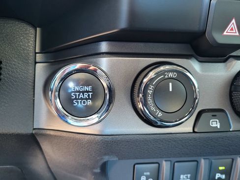 Used 2022 Toyota Tacoma TRD Off-Road w/ TRD Premium Off Road Package AWD/4WD image 16
