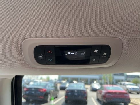 Used 2017 Chrysler Pacifica Touring image 28