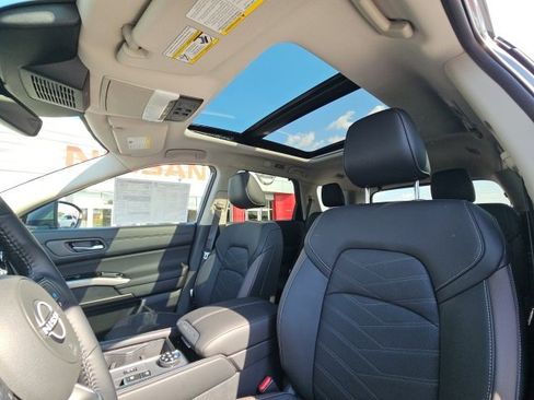 New 2025 Nissan Pathfinder Platinum image 30