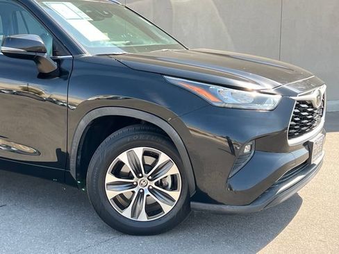 Used 2020 Toyota Highlander XLE FWD image 2