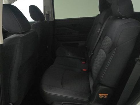 Used 2025 Nissan Pathfinder SV image 8