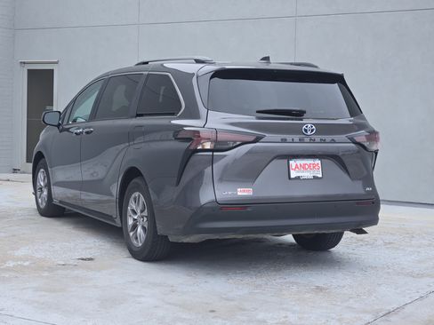 Used 2025 Toyota Sienna XLE image 6