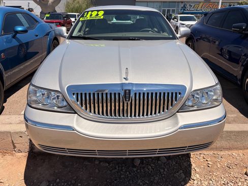 Used 2004 Lincoln Town Car Signature RWD image 2