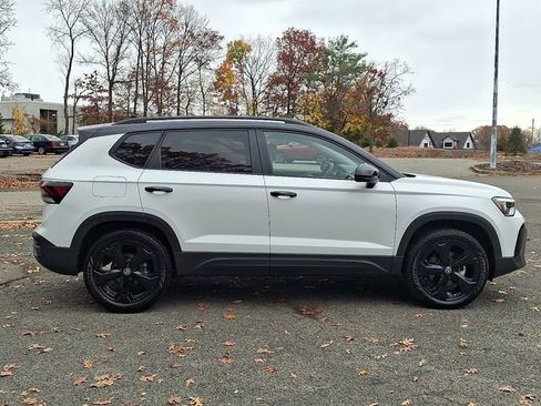 Certified 2025 Volkswagen Taos SE image 12