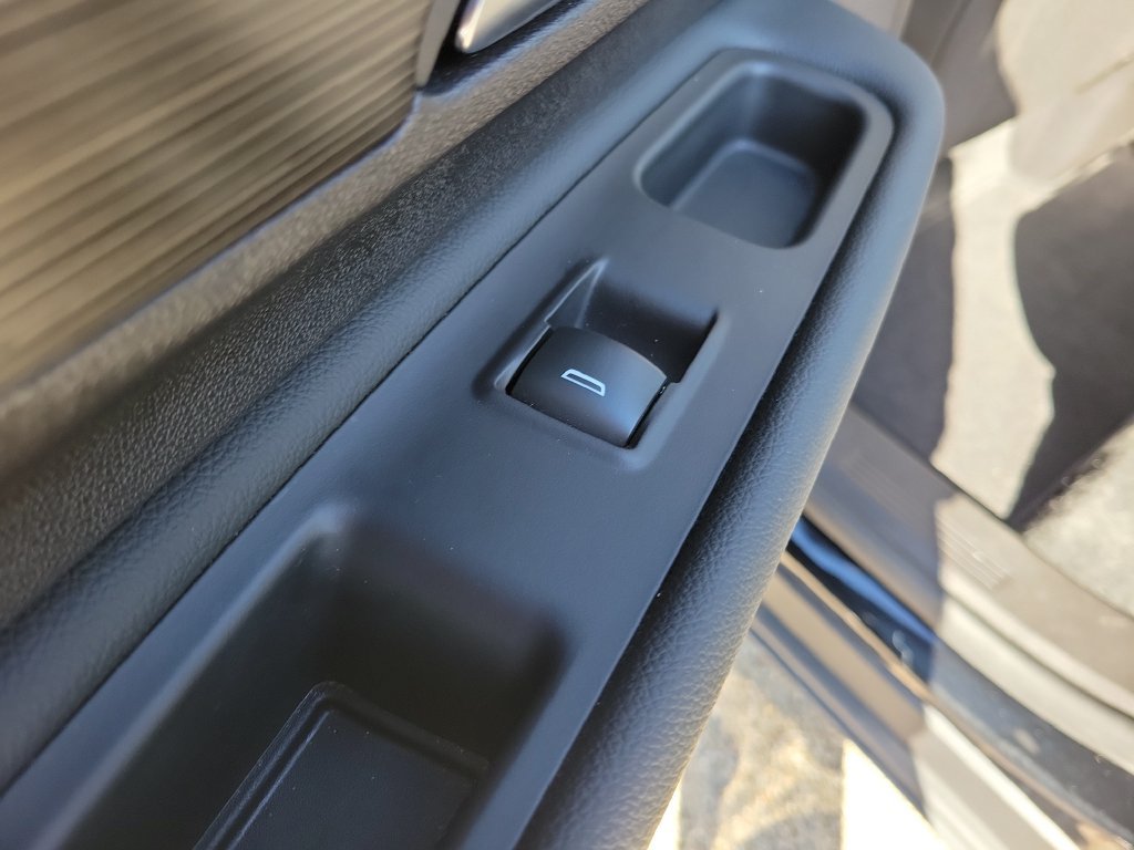 Used 2024 GMC Terrain SLE w/ Driver Convenience Package FWD image 15