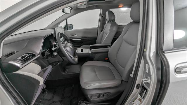 Used 2023 Toyota Sienna XLE AWD/4WD image 14