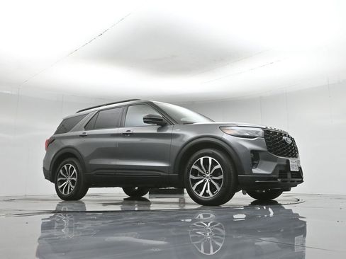 Used 2025 Ford Explorer ST-Line RWD image 4