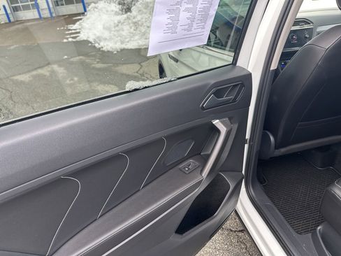 Used 2022 Volkswagen Tiguan SE image 21